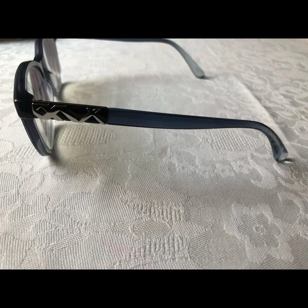 - Brand new Burberry Blue Gradient Woman’s Frame - Picture 3 of 7